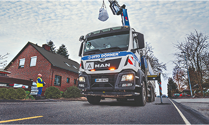 Otto Dörner LKW vor einem Haus