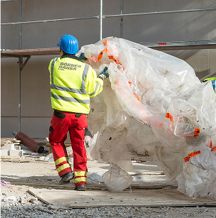 Mensch in Arbeitskleidung tr&auml;gt Folie