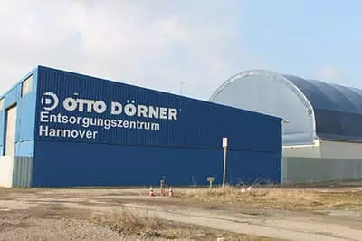 Bau des Otto Dörner Versorgungszentrums in Hannover mit blauer Fassade und Lagerhalle.