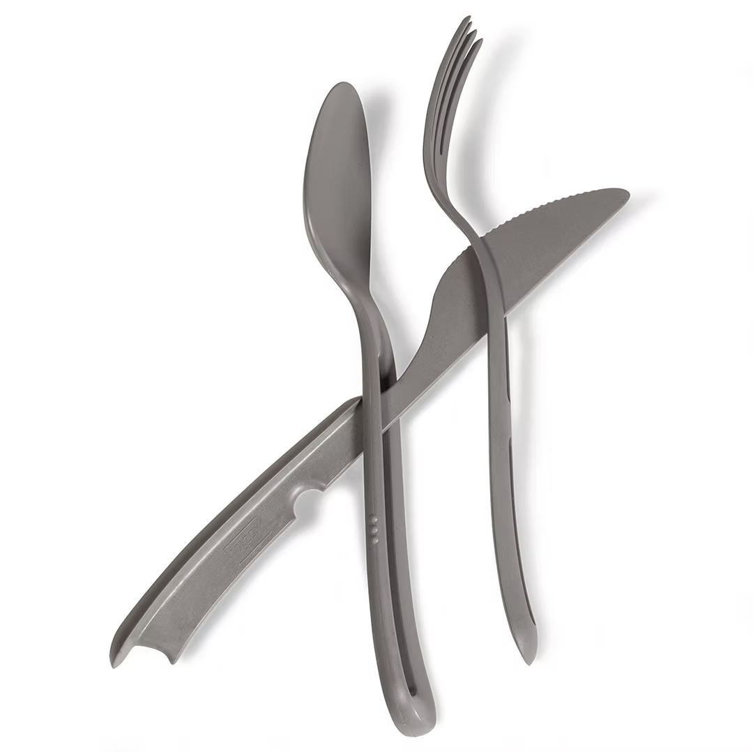 Edelstahl Besteckset mit L&ouml;ffel, Gabel und Messer auf wei&szlig;em Hintergrund.