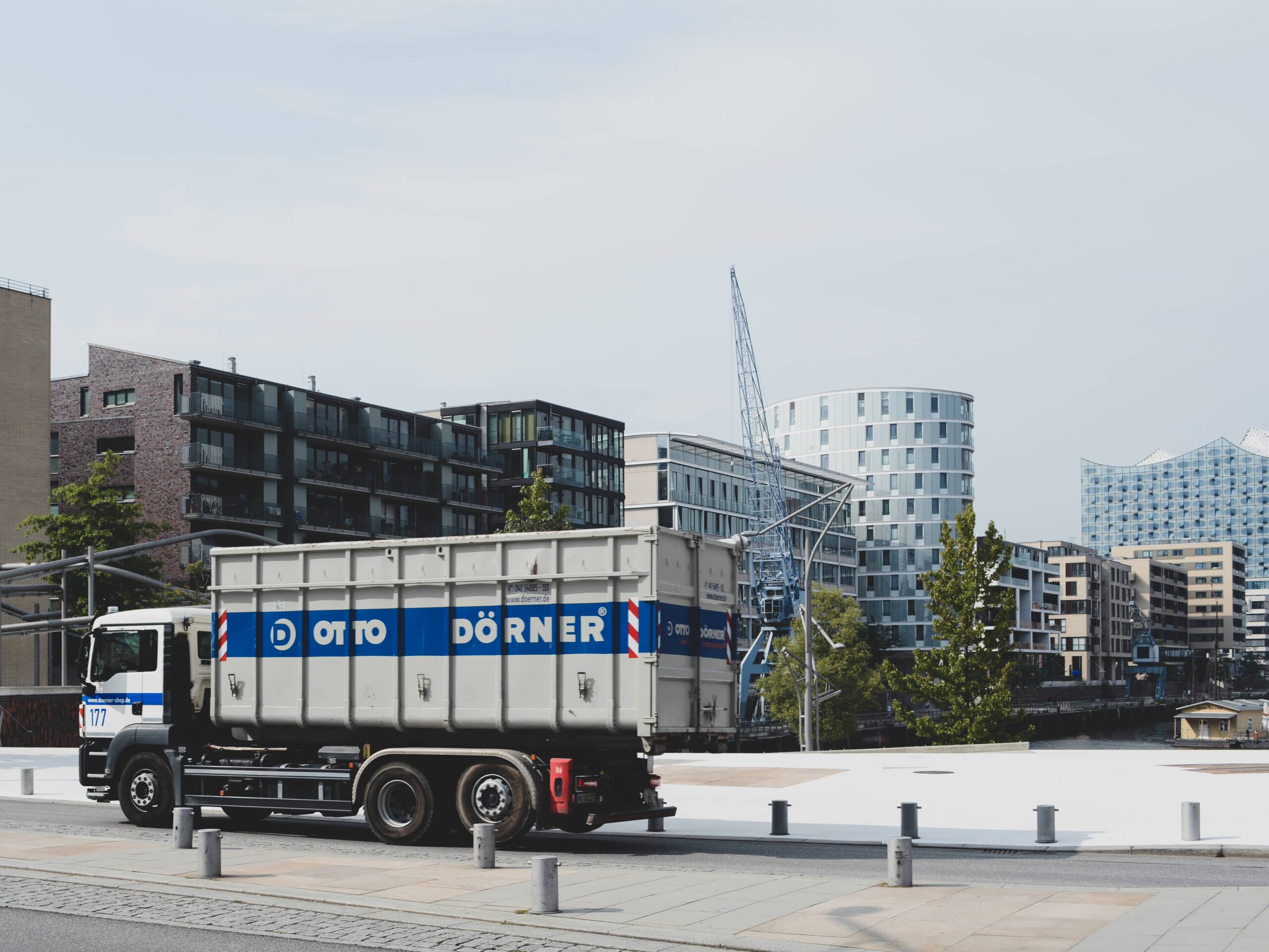 Lkw von Gorner vor modernen Geb&auml;uden und Baustelle in urbaner Umgebung.