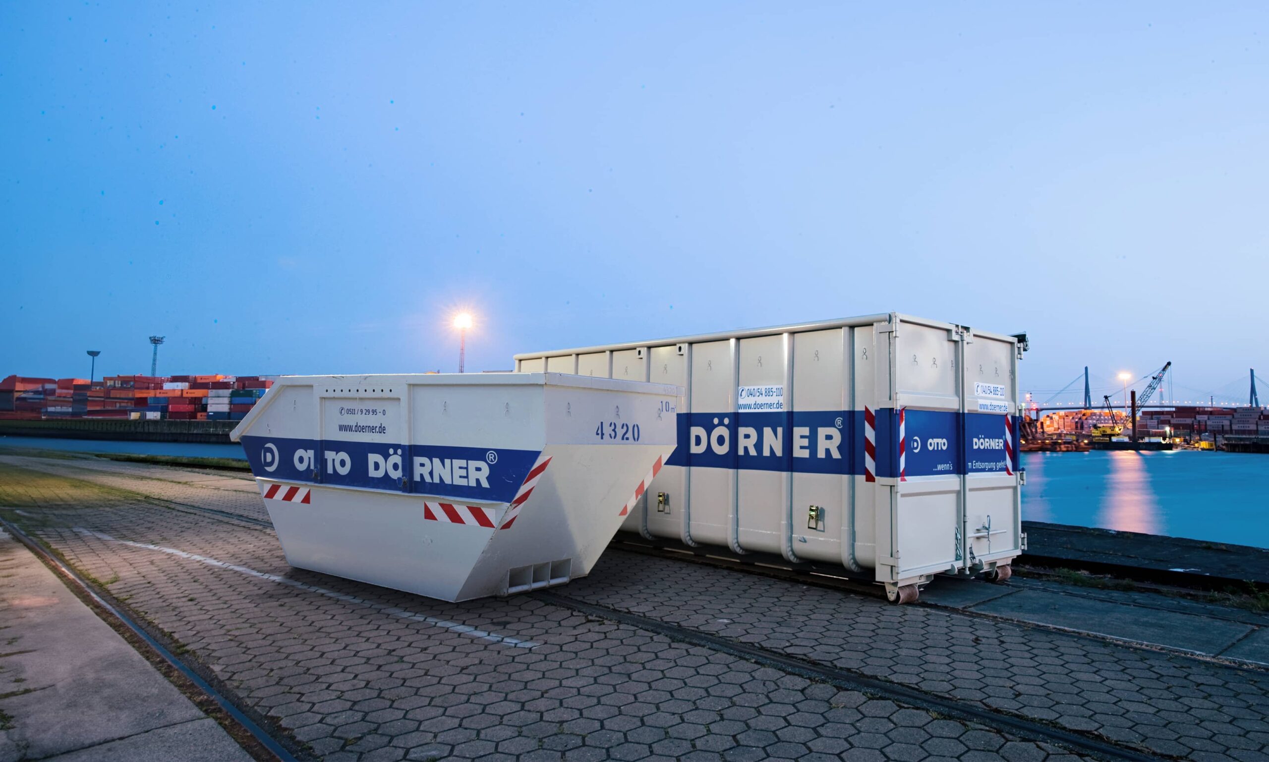 Container auf einem Parkplatz bei Abenddämmerung, mit dem Schriftzug "Dörner".