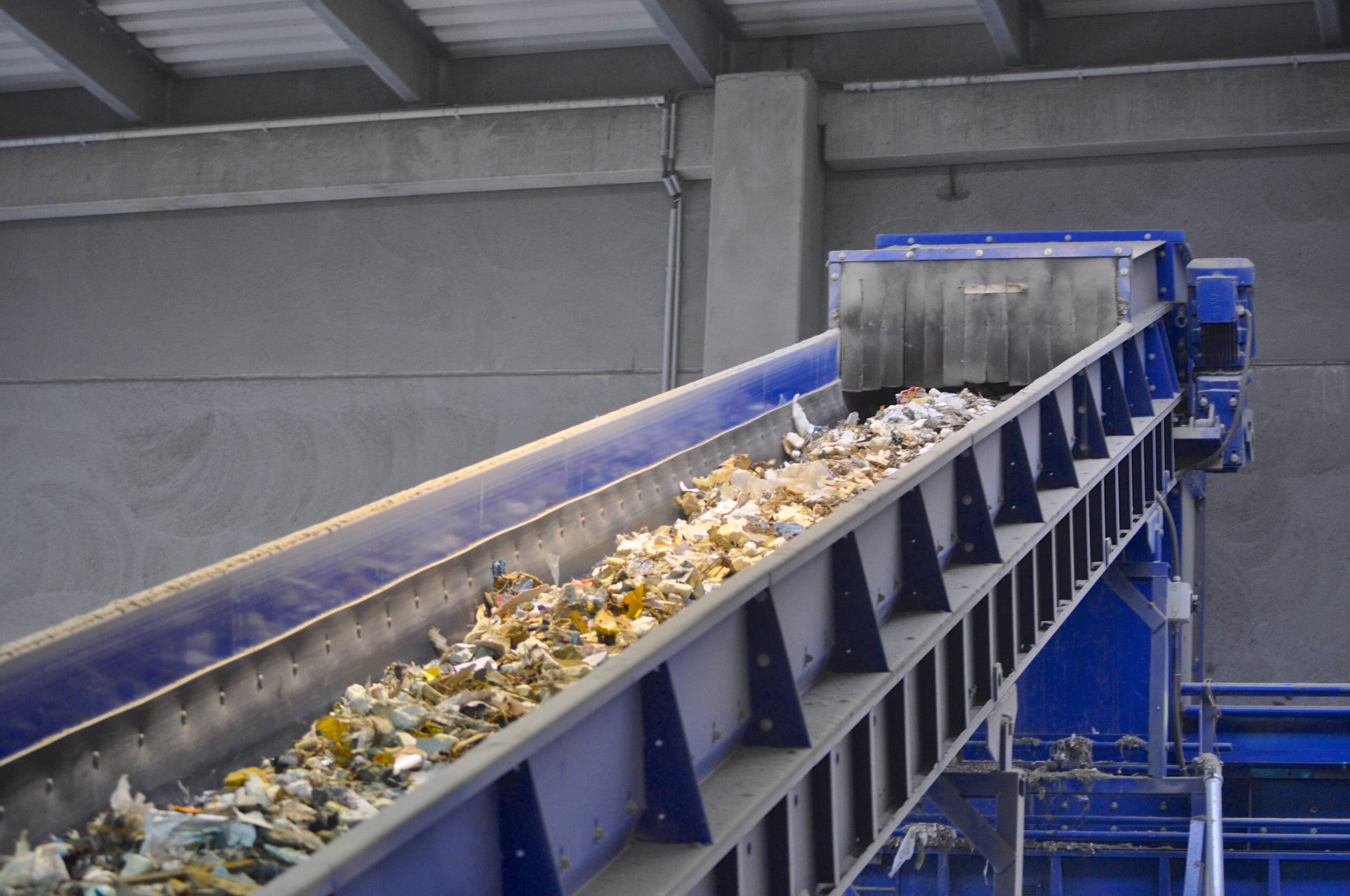 Abfall auf F&ouml;rderband in einer Recyclinganlage zur Abfalltrennung und -verarbeitung.