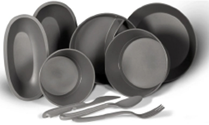 Graues Geschirrset mit Tellern, Schalen und Besteck für den täglichen Gebrauch.