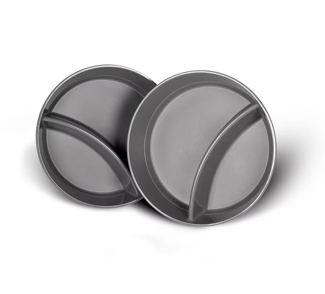 Zwei graue Servierplatten mit unterteiltem Design f&uuml;r Snacks und Vorspeisen.